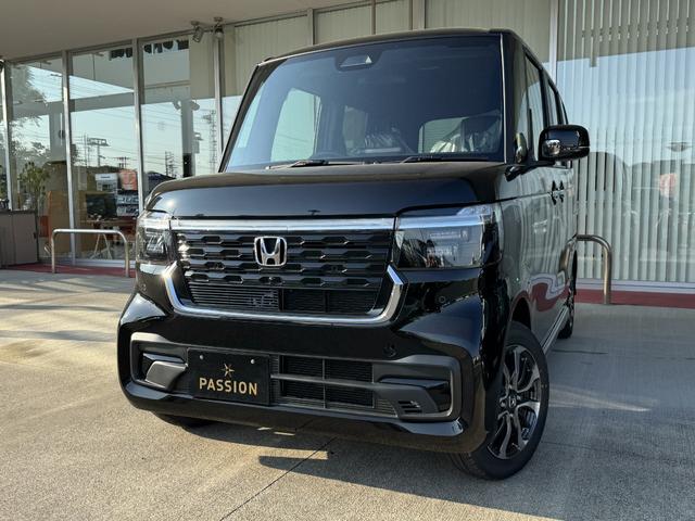 Ｎ－ＢＯＸカスタム ベースグレード　届出済未使用車　片側電動スライドドア　スマートキー　衝突被害軽減ブレーキ　アダプティブクルーズコントロール　アイドリングストップ　バックカメラ　シートヒーター　アルミホイール　ＬＥＤヘッドライト（4枚目）