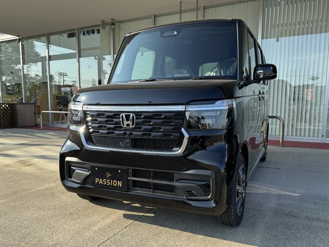 Ｎ－ＢＯＸカスタム ベースグレード　届出済未使用車　片側電動スライドドア　スマートキー　衝突被害軽減ブレーキ　アダプティブクルーズコントロール　アイドリングストップ　バックカメラ　シートヒーター　アルミホイール　ＬＥＤヘッドライト（5枚目）