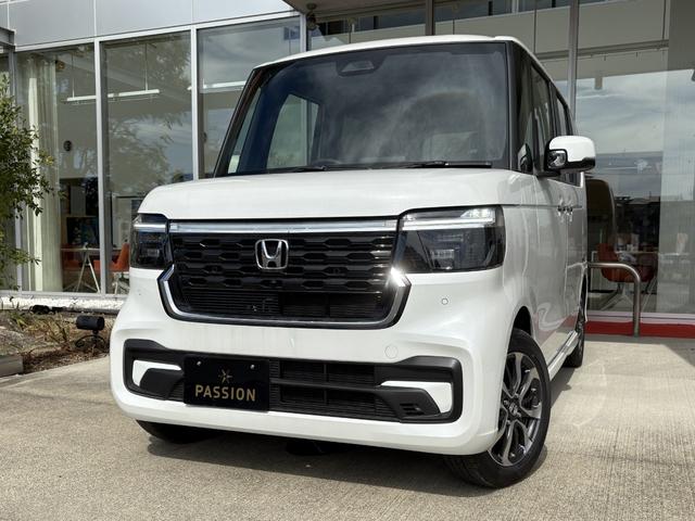 N-BOXカスタム ベースグレード 届出済未使用車 片側電動スライドドア スマートキー 衝突被害軽減ブレーキ アダプティブクルーズコントロール アイドリングストップ バックカメラ シートヒーター アルミホイール LEDヘッドライト(4枚目)