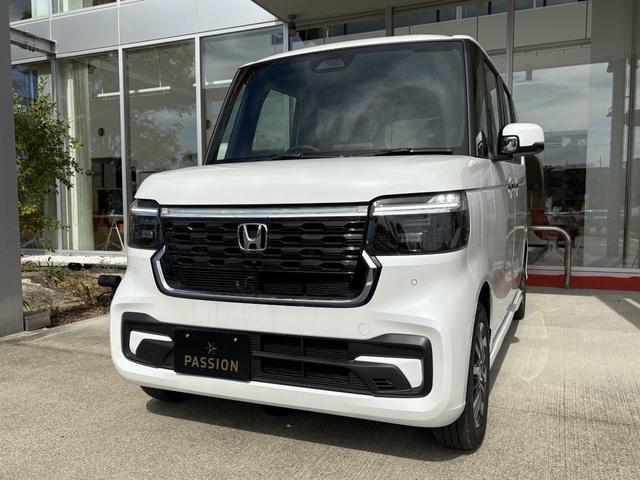N-BOXカスタム ベースグレード 届出済未使用車 片側電動スライドドア スマートキー 衝突被害軽減ブレーキ アダプティブクルーズコントロール アイドリングストップ バックカメラ シートヒーター アルミホイール LEDヘッドライト(5枚目)