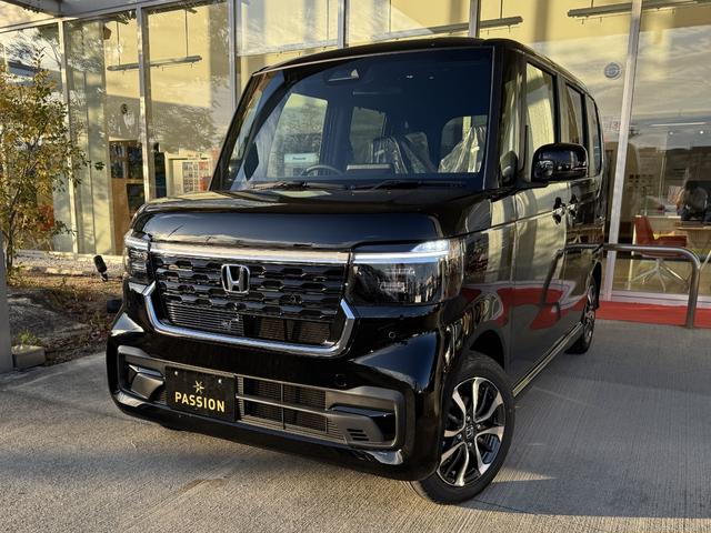 Ｎ－ＢＯＸカスタム ベースグレード　届出済未使用車　片側電動スライドドア　スマートキー　衝突被害軽減ブレーキ　アダプティブクルーズコントロール　アイドリングストップ　バックカメラ　シートヒーター　アルミホイール　ＬＥＤヘッドライト（4枚目）