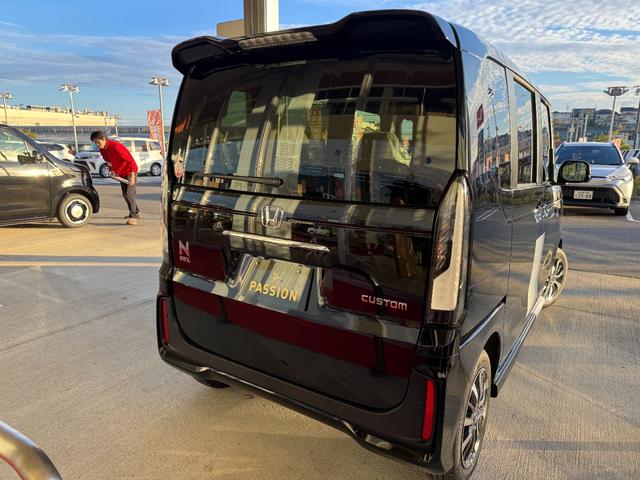 Ｎ－ＢＯＸカスタム ベースグレード　届出済未使用車　片側電動スライドドア　スマートキー　衝突被害軽減ブレーキ　アダプティブクルーズコントロール　アイドリングストップ　バックカメラ　シートヒーター　アルミホイール　ＬＥＤヘッドライト（8枚目）