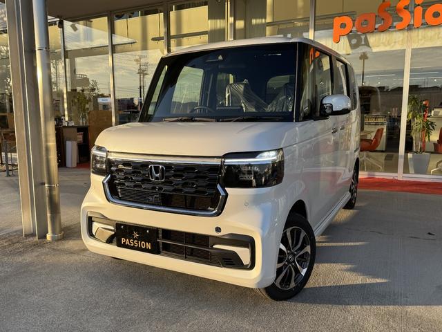 Ｎ－ＢＯＸカスタム ベースグレード　届出済未使用車　片側電動スライドドア　スマートキー　衝突被害軽減ブレーキ　アダプティブクルーズコントロール　アイドリングストップ　バックカメラ　シートヒーター　アルミホイール　ＬＥＤヘッドライト（4枚目）