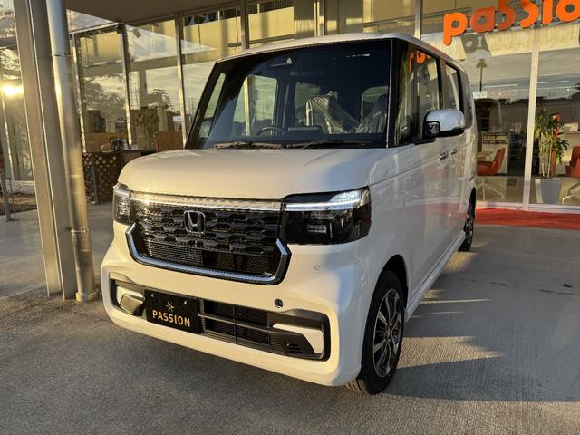 Ｎ－ＢＯＸカスタム ベースグレード　届出済未使用車　片側電動スライドドア　スマートキー　衝突被害軽減ブレーキ　アダプティブクルーズコントロール　アイドリングストップ　バックカメラ　シートヒーター　アルミホイール　ＬＥＤヘッドライト（5枚目）