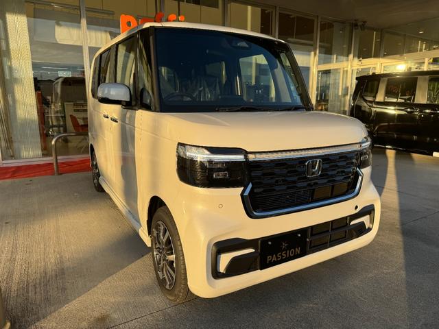 Ｎ－ＢＯＸカスタム ベースグレード　届出済未使用車　片側電動スライドドア　スマートキー　衝突被害軽減ブレーキ　アダプティブクルーズコントロール　アイドリングストップ　バックカメラ　シートヒーター　アルミホイール　ＬＥＤヘッドライト（7枚目）