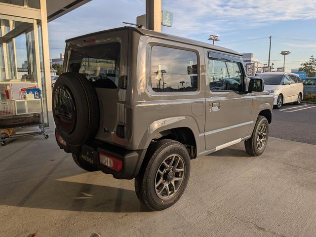 ジムニー ＸＣ　届出済未使用車　衝突被害軽減ブレーキ　コーナーセンサー　スマートキー　アイドリングストップ　ＬＥＤヘッドライト　クルーズコントロール　アルミホイール　シートヒーター　電動格納ドアミラー４ＷＤ（8枚目）