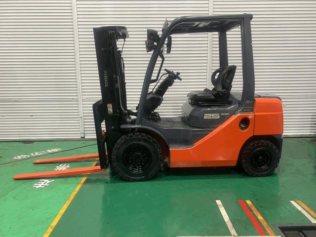 トヨタ  フォークリフト型式02-8FD25・燃料タイプディーゼル(軽油)・荷重2.3t・揚高4.3m・マストの種類3段フルフリー・アタッチメント無し アワーメーター3,344h(3枚目)