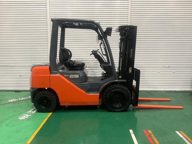 トヨタ  フォークリフト型式02-8FD25・燃料タイプディーゼル(軽油)・荷重2.3t・揚高4.3m・マストの種類3段フルフリー・アタッチメント無し アワーメーター3,344h(5枚目)