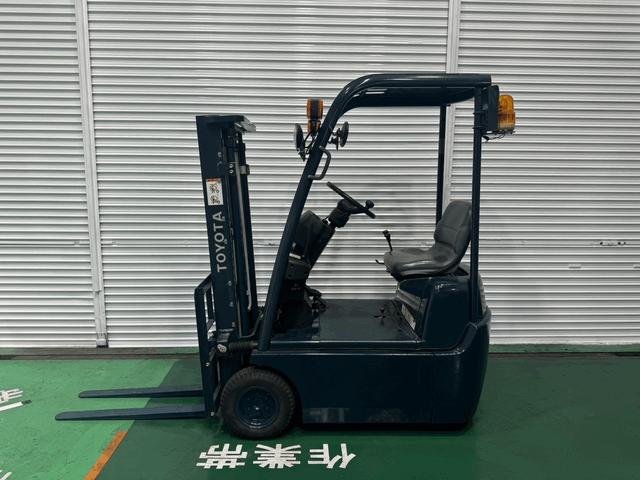 トヨタ 　フォークリフト　型式３ＦＢＫＬ７・燃料タイプバッテリー・最大荷重０．７ｔ・最大揚高２．５ｍ・マストの種類２段（3枚目）