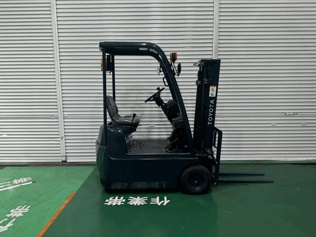 トヨタ 　フォークリフト　型式３ＦＢＫＬ７・燃料タイプバッテリー・最大荷重０．７ｔ・最大揚高２．５ｍ・マストの種類２段（5枚目）
