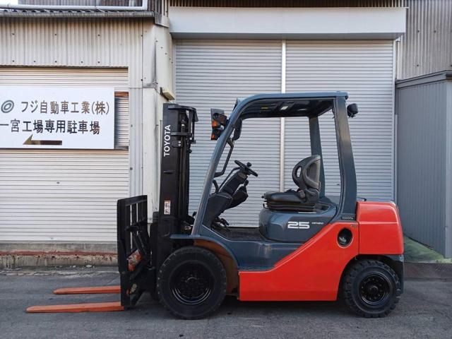 トヨタ 　フォークリフト型式８ＦＧ２５・燃料タイプガソリン・荷重	２．４５ｔ・揚高３．０ｍ・マストの種類２段・アタッチメント名ヒンジドフォークと型式７Ｆ３２－ＶＡ３５１　　公道走行可　アワーメーター４７３９ｈ（3枚目）
