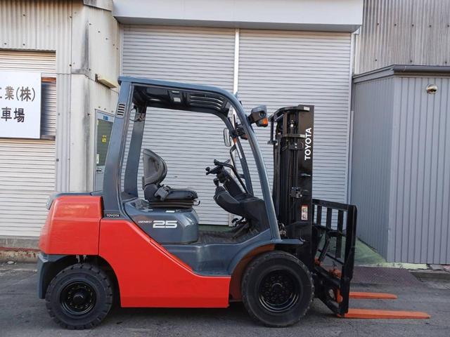 トヨタ 　フォークリフト型式８ＦＧ２５・燃料タイプガソリン・荷重	２．４５ｔ・揚高３．０ｍ・マストの種類２段・アタッチメント名ヒンジドフォークと型式７Ｆ３２－ＶＡ３５１　　公道走行可　アワーメーター４７３９ｈ（4枚目）
