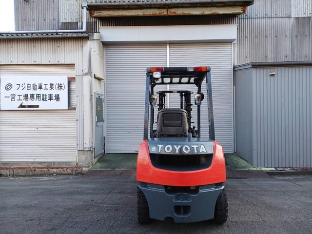 トヨタ 　フォークリフト型式８ＦＧ２５・燃料タイプガソリン・荷重	２．４５ｔ・揚高３．０ｍ・マストの種類２段・アタッチメント名ヒンジドフォークと型式７Ｆ３２－ＶＡ３５１　　公道走行可　アワーメーター４７３９ｈ（5枚目）