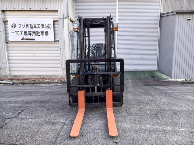 トヨタ 　フォークリフト型式８ＦＧ２５・燃料タイプガソリン・荷重	２．４５ｔ・揚高３．０ｍ・マストの種類２段・アタッチメント名ヒンジドフォークと型式７Ｆ３２－ＶＡ３５１　　公道走行可　アワーメーター４７３９ｈ（6枚目）