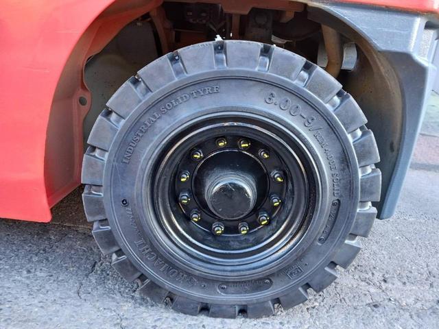 トヨタ 　フォークリフト型式８ＦＧ２５・燃料タイプガソリン・荷重	２．４５ｔ・揚高３．０ｍ・マストの種類２段・アタッチメント名ヒンジドフォークと型式７Ｆ３２－ＶＡ３５１　　公道走行可　アワーメーター４７３９ｈ（7枚目）