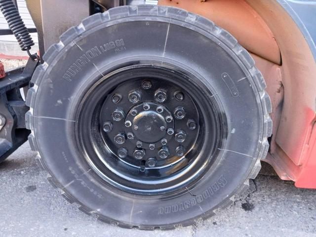 トヨタ 　フォークリフト型式８ＦＧ２５・燃料タイプガソリン・荷重	２．４５ｔ・揚高３．０ｍ・マストの種類２段・アタッチメント名ヒンジドフォークと型式７Ｆ３２－ＶＡ３５１　　公道走行可　アワーメーター４７３９ｈ（8枚目）