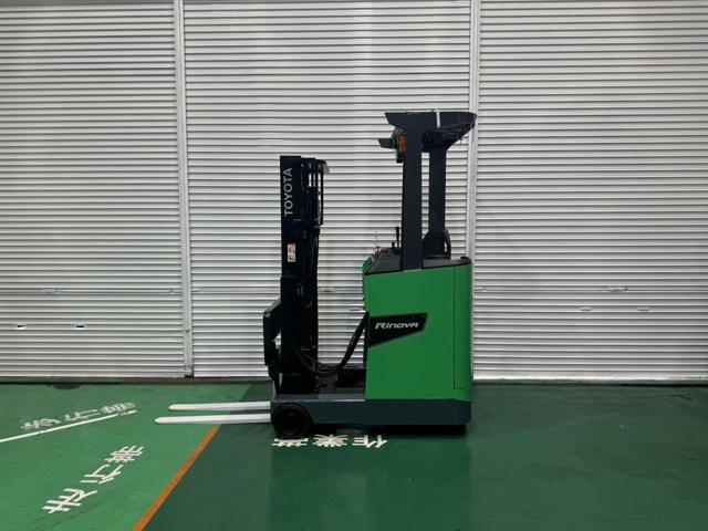 トヨタ  フォークリフト・型式8FBRK9・燃料タイプバッテリー・最大荷重0.9t・最大揚高3.0m・マストの種類2段 公道走行可 アワーメーター5370h(3枚目)