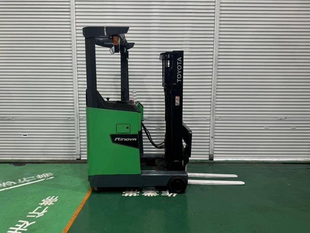 トヨタ  フォークリフト・型式8FBRK9・燃料タイプバッテリー・最大荷重0.9t・最大揚高3.0m・マストの種類2段 公道走行可 アワーメーター5370h(4枚目)