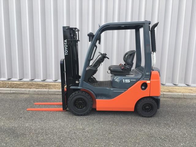 トヨタ  中古フォークリフト・02-8FD15・燃料タイプディーゼル(軽油)・エンジンカウンター・最大荷重1.5t・揚高3.0m・2段マスト 公道走行可 アワーメーター4921(3枚目)