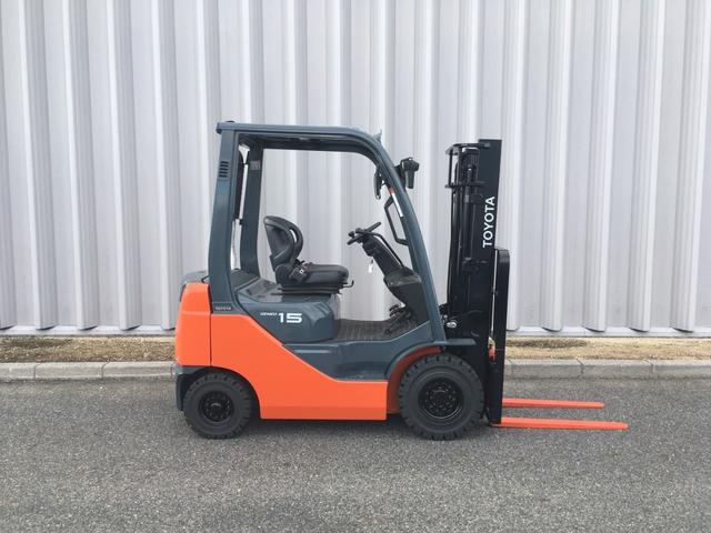 トヨタ  中古フォークリフト・02-8FD15・燃料タイプディーゼル(軽油)・エンジンカウンター・最大荷重1.5t・揚高3.0m・2段マスト 公道走行可 アワーメーター4921(4枚目)