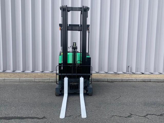 トヨタ 　フォークリフト・型式８ＦＢＲ１５・燃料タイプバッテリー・荷重０．９ｔ・揚高６．０Ｍ・マスト３段フルフリー・アタッチメント無し　　公道走行可　アワーメーター２６７４ｈ（4枚目）