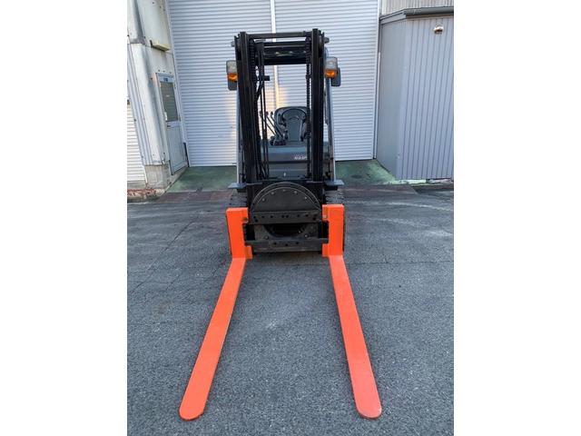 トヨタ 　フォークリフト・型式８ＦＧＬ２０・燃料タイプガソリン・荷重１．８５ｔ・揚高３．０Ｍ・マスト２段・アタッチメント全回転フォーク　公道走行可　アワーメーター７，５９２ｈ（4枚目）