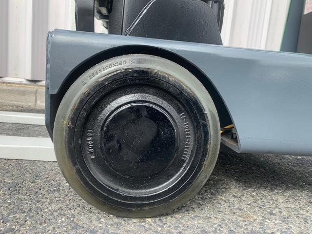 トヨタ 　フォークリフト・型式８ＦＢＲ１８・燃料タイプバッテリー・荷重１．３５ｔ・揚高５．５Ｍ・マスト３段フルフリー・アタッチメント無し（6枚目）