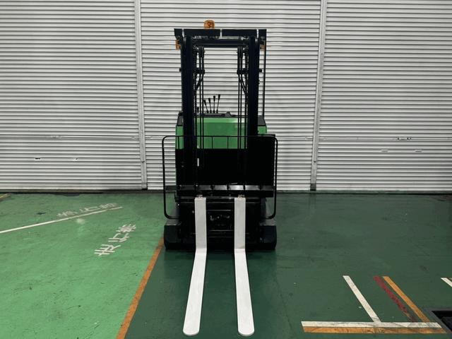 トヨタ 　フォークリフト・型式８ＦＢＲ１５・燃料タイプバッテリー・荷重１．４５ｔ・揚高３．０Ｍ・マスト２段・アタッチメントサイドシフト　公道走行可　アワーメーター６３５１ｈ（4枚目）