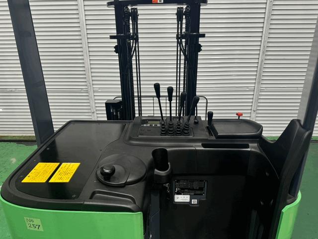 トヨタ 　フォークリフト・型式８ＦＢＲ１５・燃料タイプバッテリー・荷重１．４５ｔ・揚高３．０Ｍ・マスト２段・アタッチメントサイドシフト　公道走行可　アワーメーター６３５１ｈ（9枚目）