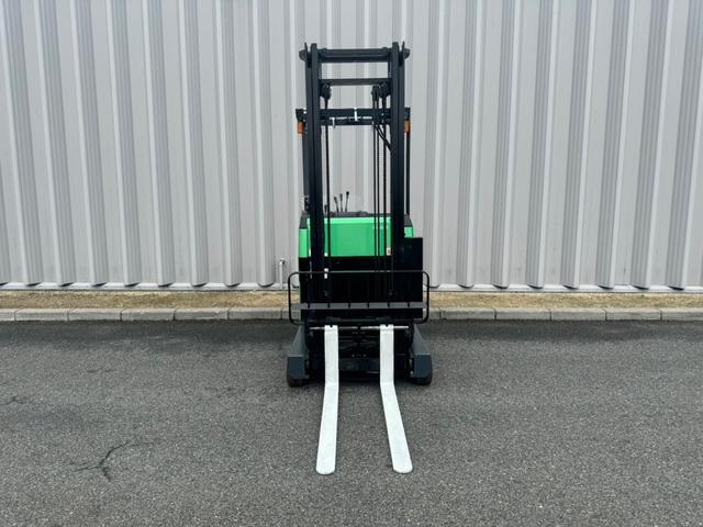 トヨタ  フォークリフトの型式8FBRS15・燃料タイプバッテリー・荷重1.5t・揚高4.0m・マストの種類2段・アタッチメント名と型式なし 公道走行可 9,890h(6枚目)