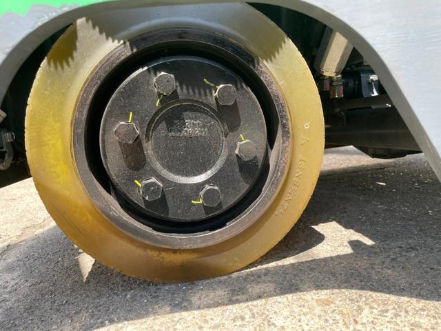 トヨタ  フォークリフトの型式8FBR15・燃料タイプバッテリー・荷重1.5t・揚高4.0m・マストの種類2段・アタッチメント名と型式なし 公道走行可 11,289h(11枚目)
