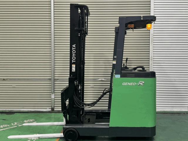 トヨタ  フォークリフトの型式7FBR15・燃料タイプバッテリー・荷重1.5t・揚高4.0m・マストの種類2段・アタッチメント名と型式なし 公道走行可 アワーメーター8993h(3枚目)