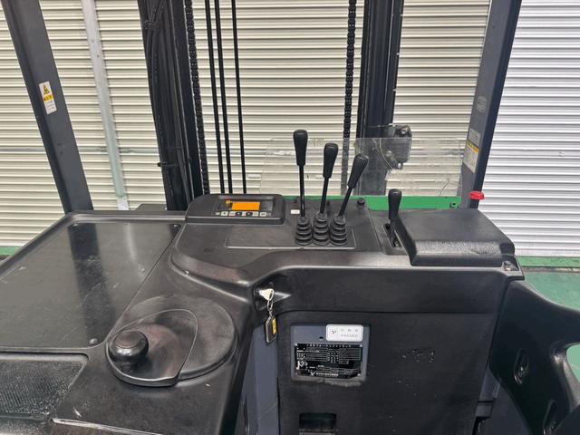 トヨタ  フォークリフトの型式7FBR15・燃料タイプバッテリー・荷重1.5t・揚高4.0m・マストの種類2段・アタッチメント名と型式なし 公道走行可 アワーメーター8993h(7枚目)