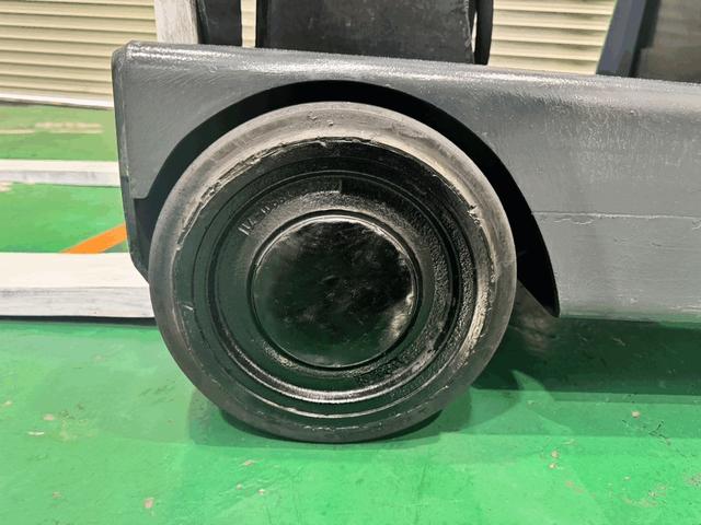 トヨタ  フォークリフトの型式7FBR15・燃料タイプバッテリー・荷重1.5t・揚高4.0m・マストの種類2段・アタッチメント名と型式なし 公道走行可 アワーメーター8993h(13枚目)