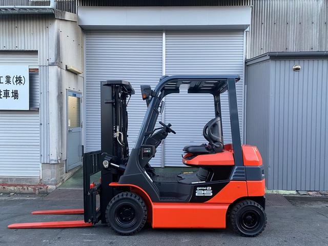 トヨタ 　フォークリフト型式８ＦＢ２５・燃料タイプバッテリー・荷重２ｔ・揚高	４．３ｍ・マストの種類３段フルフリー段・アタッチメント名サイドシフト　公道走行可　アワーメーター４９９５ｈ（4枚目）