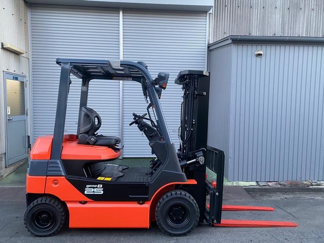 トヨタ 　フォークリフト型式８ＦＢ２５・燃料タイプバッテリー・荷重２ｔ・揚高	４．３ｍ・マストの種類３段フルフリー段・アタッチメント名サイドシフト　公道走行可　アワーメーター４９９５ｈ（5枚目）