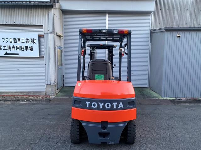 トヨタ 　フォークリフト型式８ＦＢ２５・燃料タイプバッテリー・荷重２ｔ・揚高	４．３ｍ・マストの種類３段フルフリー段・アタッチメント名サイドシフト　公道走行可　アワーメーター４９９５ｈ（7枚目）