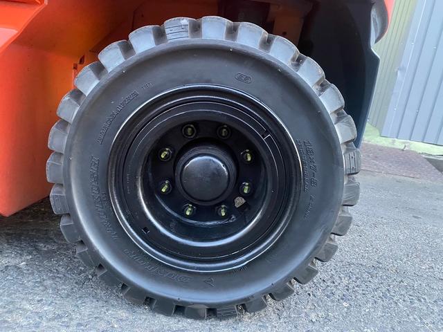 トヨタ 　フォークリフト型式８ＦＢ２５・燃料タイプバッテリー・荷重２ｔ・揚高	４．３ｍ・マストの種類３段フルフリー段・アタッチメント名サイドシフト　公道走行可　アワーメーター４９９５ｈ（11枚目）