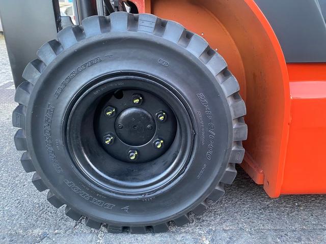 トヨタ 　フォークリフト型式８ＦＢ２５・燃料タイプバッテリー・荷重２ｔ・揚高	４．３ｍ・マストの種類３段フルフリー段・アタッチメント名サイドシフト　公道走行可　アワーメーター４９９５ｈ（12枚目）