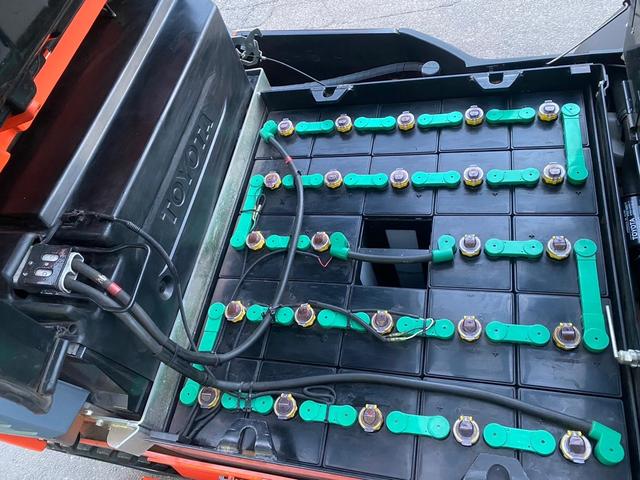 トヨタ 　フォークリフト型式８ＦＢ２５・燃料タイプバッテリー・荷重２ｔ・揚高	４．３ｍ・マストの種類３段フルフリー段・アタッチメント名サイドシフト　公道走行可　アワーメーター４９９５ｈ（14枚目）