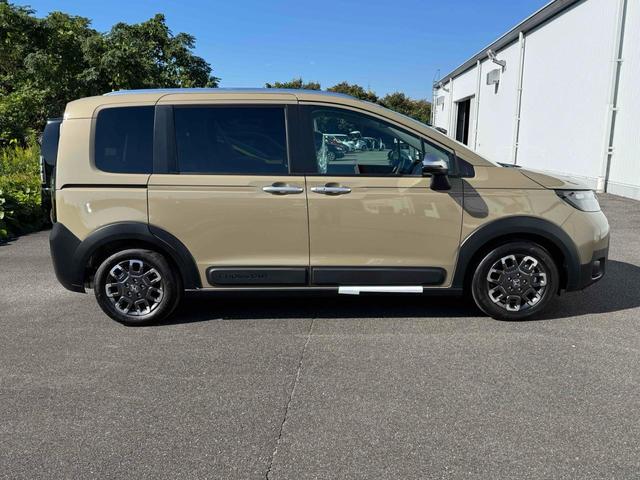 フリード クロスター フロントグリル フロントグリルエンブレム クリアランスソナー オートクルーズコントロール レーンアシスト 衝突被害軽減システム 両側電動スライドドア LEDヘッドランプ ヘッドライトウォッシャー(5枚目)