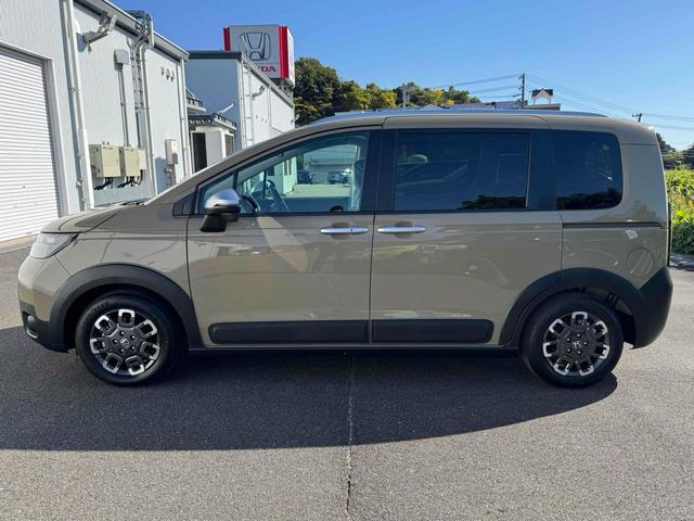 フリード クロスター フロントグリル フロントグリルエンブレム クリアランスソナー オートクルーズコントロール レーンアシスト 衝突被害軽減システム 両側電動スライドドア LEDヘッドランプ ヘッドライトウォッシャー(9枚目)