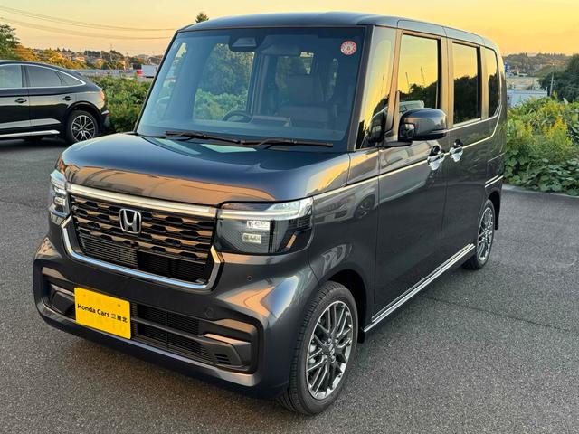 Ｎ－ＢＯＸカスタム ターボ　両側電動スライドドア　ナビ　ＴＶ　クリアランスソナー　オートクルーズコントロール　衝突被害軽減システム　ＬＥＤヘッドランプ　スマートキー　アイドリングストップ　シートヒーター　ベンチシート　ＣＶＴ（2枚目）