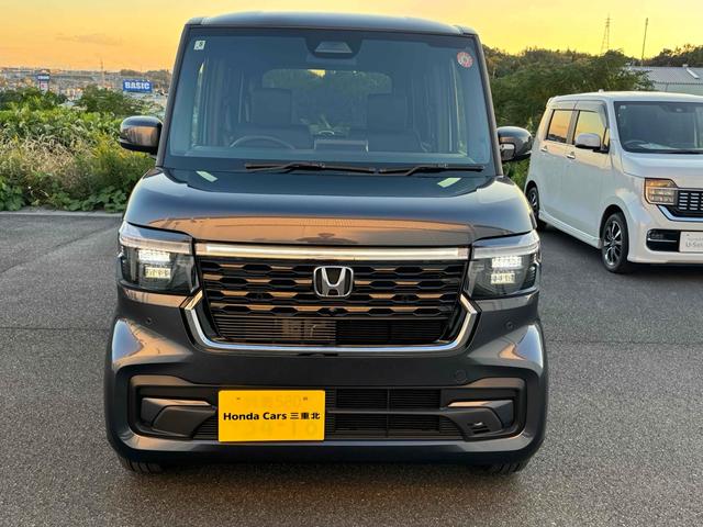 Ｎ－ＢＯＸカスタム ターボ　両側電動スライドドア　ナビ　ＴＶ　クリアランスソナー　オートクルーズコントロール　衝突被害軽減システム　ＬＥＤヘッドランプ　スマートキー　アイドリングストップ　シートヒーター　ベンチシート　ＣＶＴ（3枚目）