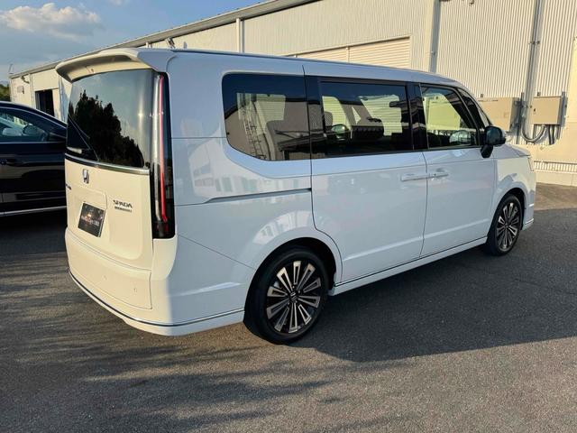 ステップワゴン スパーダ　プレミアムライン　１１インチ純正ナビ　ＥＴＣ　バックカメラ　ナビ　ＴＶ　クリアランスソナー　オートクルーズコントロール　衝突被害軽減システム　両側電動スライドドア　ＬＥＤヘッドランプ　スマートキー　シートヒーター（6枚目）