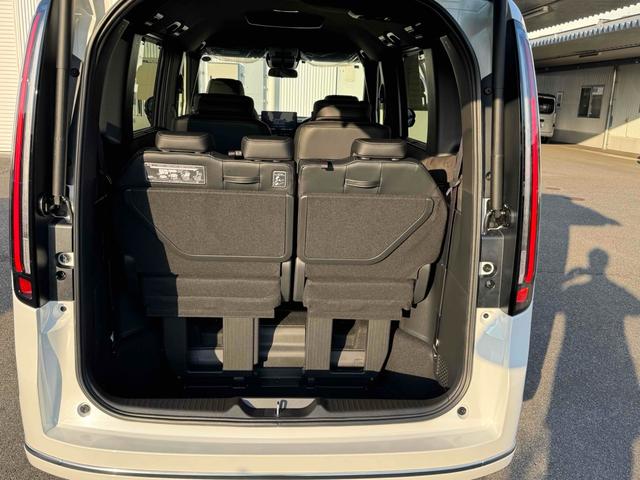 ステップワゴン スパーダ　プレミアムライン　１１インチ純正ナビ　ＥＴＣ　バックカメラ　ナビ　ＴＶ　クリアランスソナー　オートクルーズコントロール　衝突被害軽減システム　両側電動スライドドア　ＬＥＤヘッドランプ　スマートキー　シートヒーター（9枚目）
