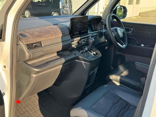 ステップワゴン スパーダ　プレミアムライン　１１インチ純正ナビ　ＥＴＣ　バックカメラ　ナビ　ＴＶ　クリアランスソナー　オートクルーズコントロール　衝突被害軽減システム　両側電動スライドドア　ＬＥＤヘッドランプ　スマートキー　シートヒーター（13枚目）