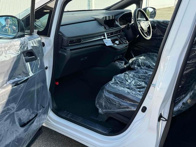 オデッセイハイブリッド ｅ：ＨＥＶアブソルート・ＥＸブラックエディション　ハイブリッド　両側電動スライドドア　クリアランスソナー　オートクルーズコントロール　レーンアシスト　衝突被害軽減システム　ＬＥＤヘッドランプ　電動リアゲート　スマートキー　ＣＶＴ　盗難防止システム（14枚目）