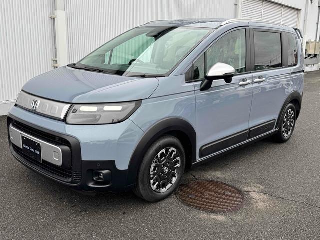 フリード クロスター　８インチナビ　テールゲートスポイラー　ボディーサイドモール　レーンアシスト　衝突被害軽減システム　両側電動スライドドア　ＬＥＤヘッドランプ　ヘッドライトウォッシャー　スマートキー　電動格納ミラー（4枚目）