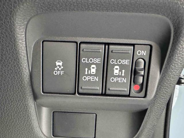 フリード クロスター　８インチナビ　テールゲートスポイラー　ボディーサイドモール　レーンアシスト　衝突被害軽減システム　両側電動スライドドア　ＬＥＤヘッドランプ　ヘッドライトウォッシャー　スマートキー　電動格納ミラー（16枚目）